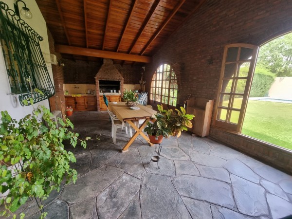 Hermoso Chalet en Esquina