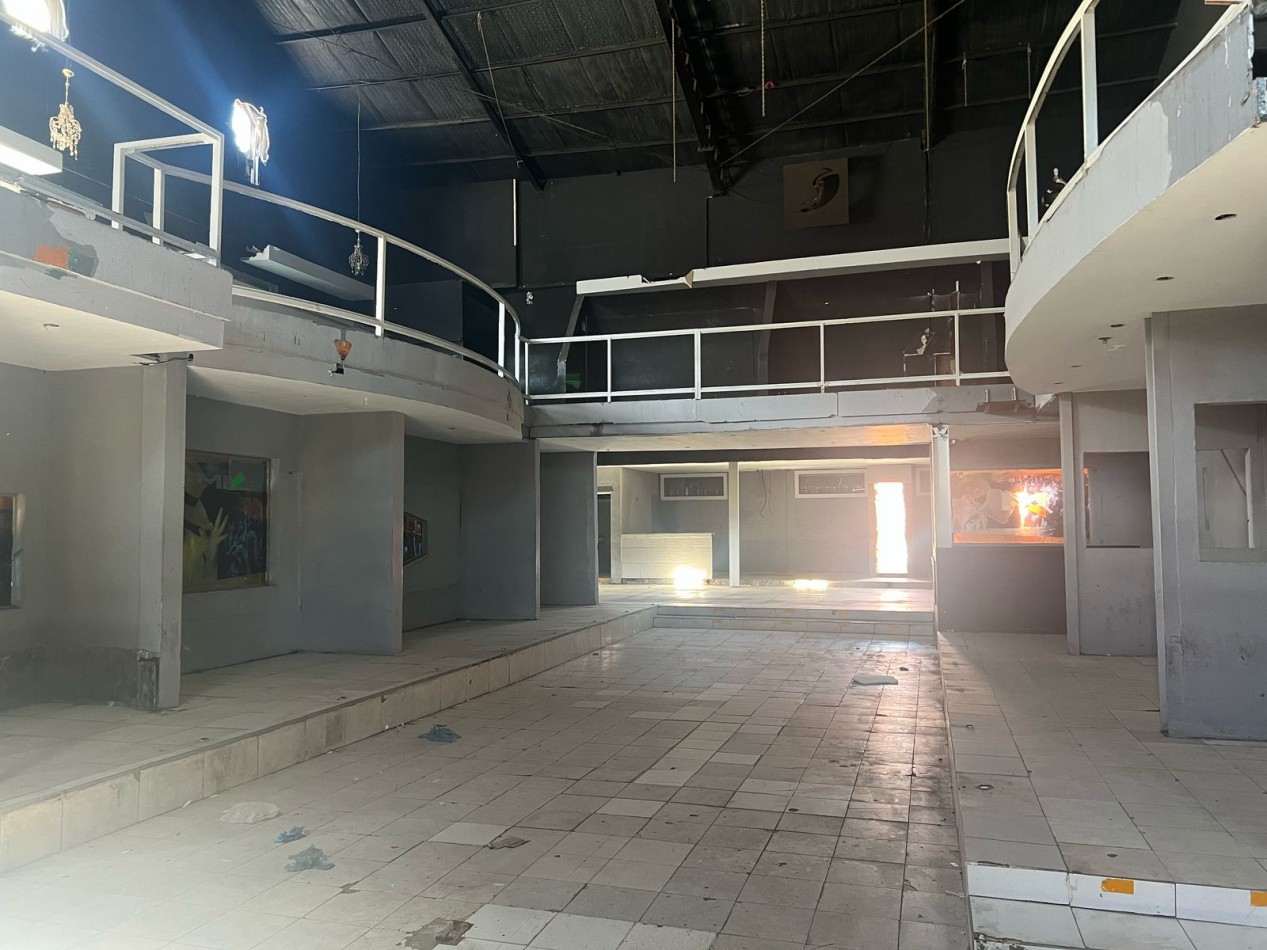 Imponente Local Comercial en Alquiler