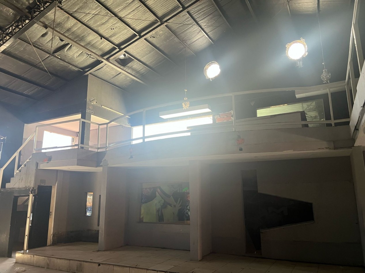 Imponente Local Comercial en Alquiler